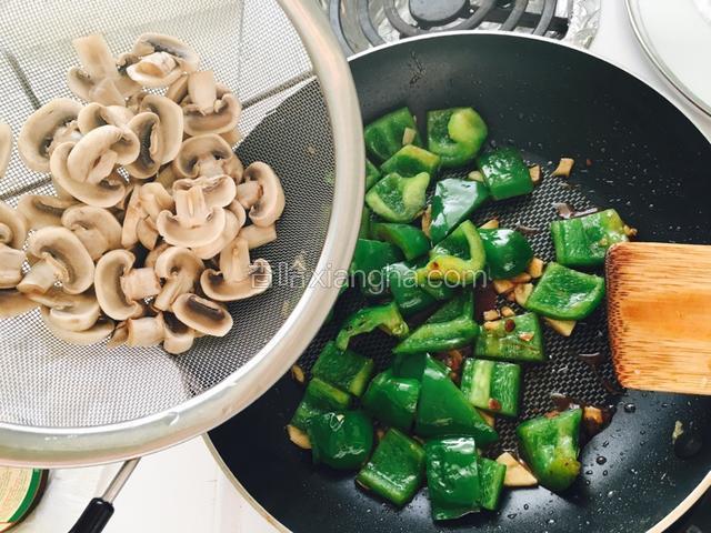 最后倒入蘑菇拌炒均匀约1 分钟