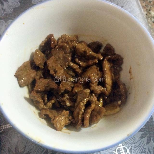 炒至牛片全部散开，肉色全部变白，捞起装盘备用。