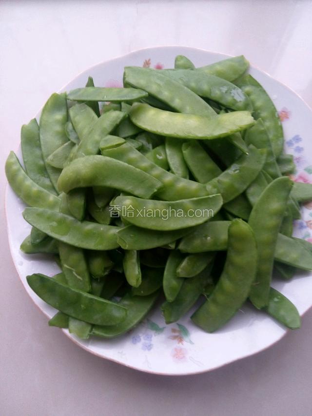 先把荷兰豆洗好装盘