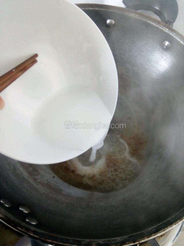 锅里少量清水加糖加桂花，加一点点湿定粉勾芡