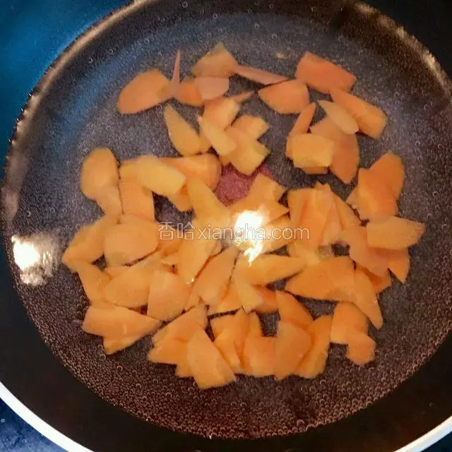 锅炒开水，先把胡萝卜灼一下