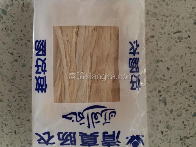 肠衣是买现成的，5斤量的，还有10斤量的。