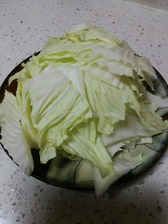 白菜梆子洗干净，切斜刀代用