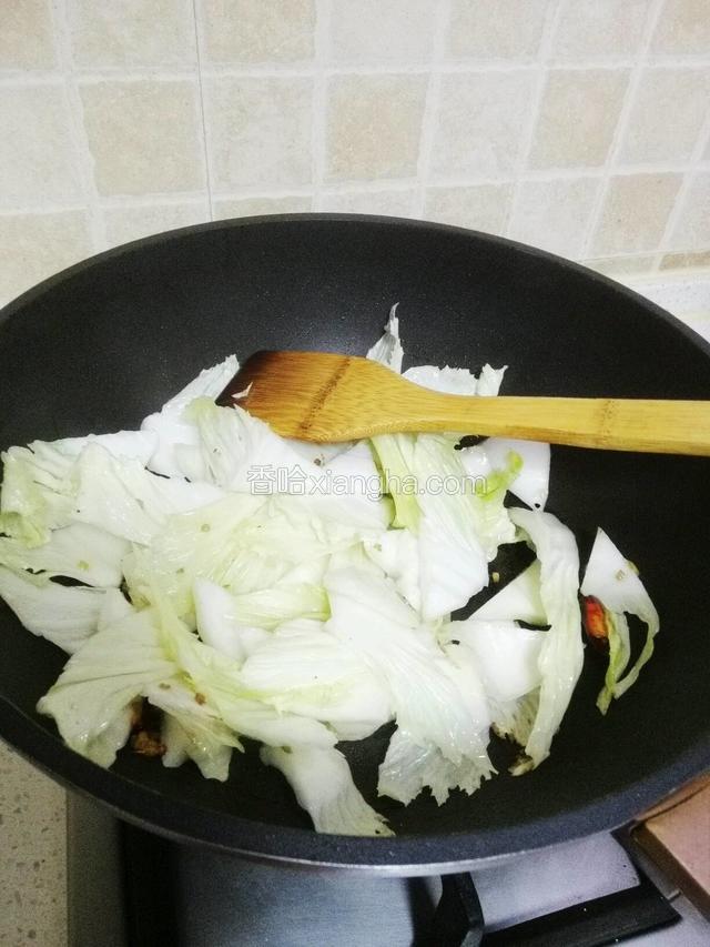 热锅油温六成热，放姜，干红椒呛锅，倒入切好的白菜