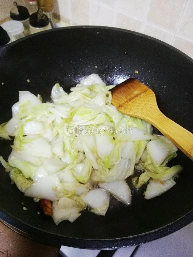 待白菜呛蔫后，放入适量盐，糖，鸡粉，醋，炒匀后就可观火盛盘啦