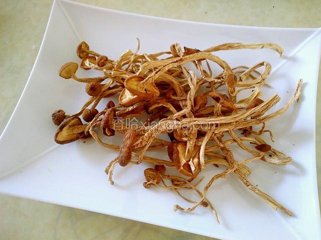 将茶树菇用温水泡开，放进开水焯一下，放凉水中，攥干