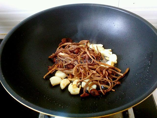 放入茶树菇翻炒