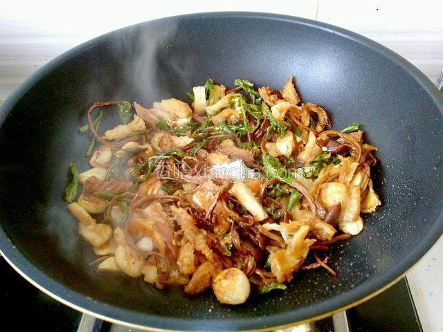 加入海鲜酱油，少量盐，花椒面，鸡精，翻炒入味