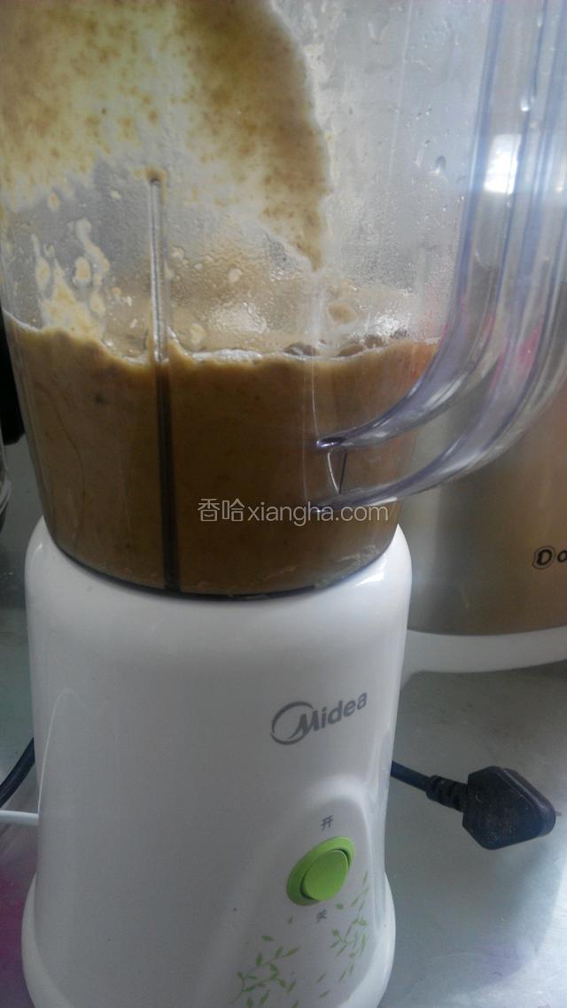 分次放入料理机，加入少量的水，打成绿豆泥