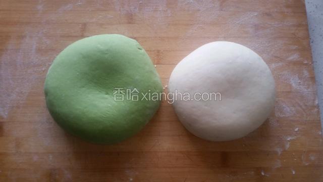 菠菜汁倒入放好安琪酵母和馒头改良剂的面粉里和成绿色面团备用。然后和白面，面粉中加安琪酵母和馒头改良剂加水和成白色面团。一定要醒两个小时。