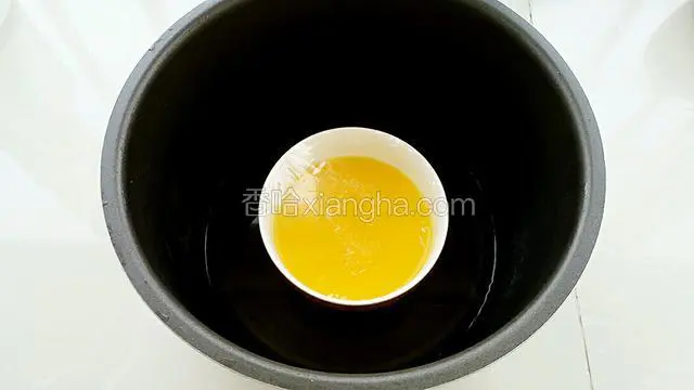 高压锅胆内添少量水，（盖住锅底的水量就可以了）把碗放入锅中。