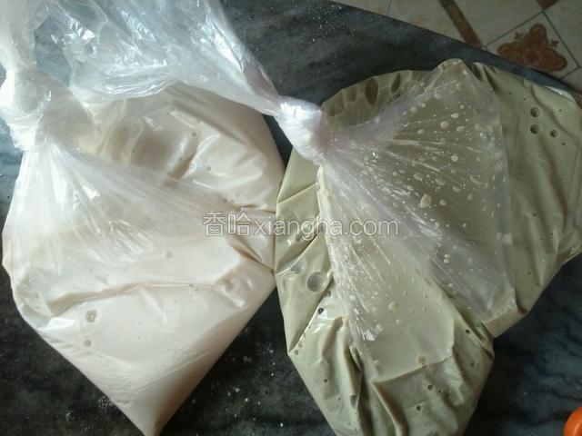 然后装入保鲜袋入锅蒸
