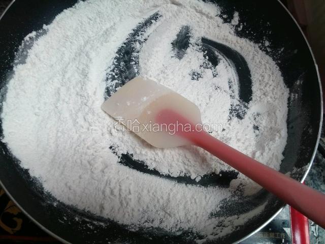在蒸皮浆的时候炒糯米粉，炒到微黄，做手粉。
