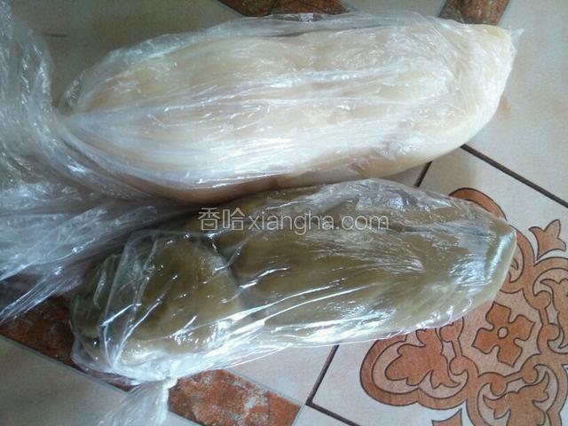 水开后上锅蒸20分钟，开锅看保鲜袋没有液体流动就是熟了，凉晾后，隔保鲜袋揉搓均匀。