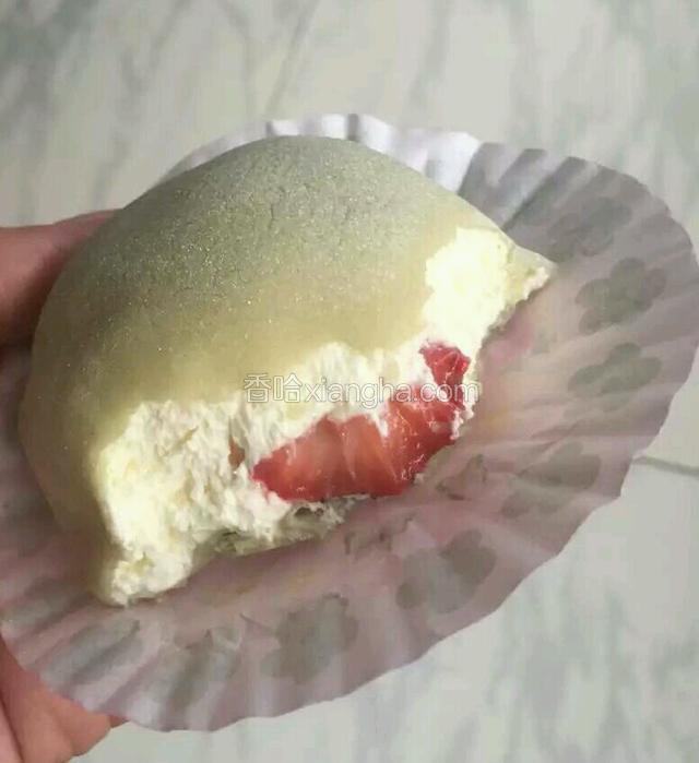 迫不及待我先尝了一个，好吃得不要不要的。
