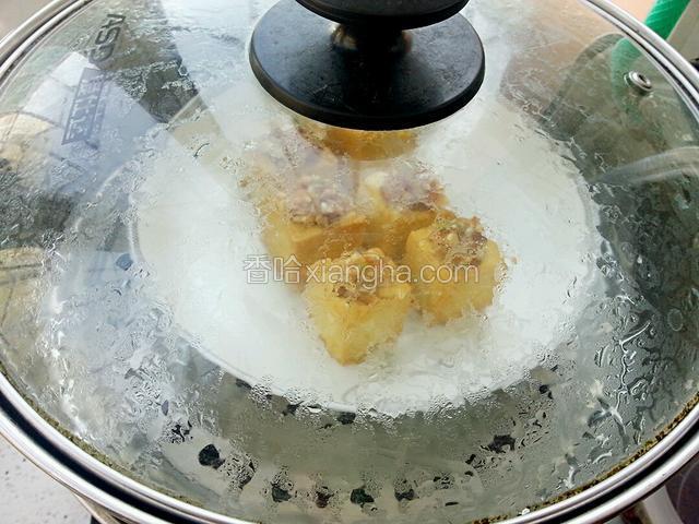 锅中水烧开后，放入豆腐，大火蒸20分钟