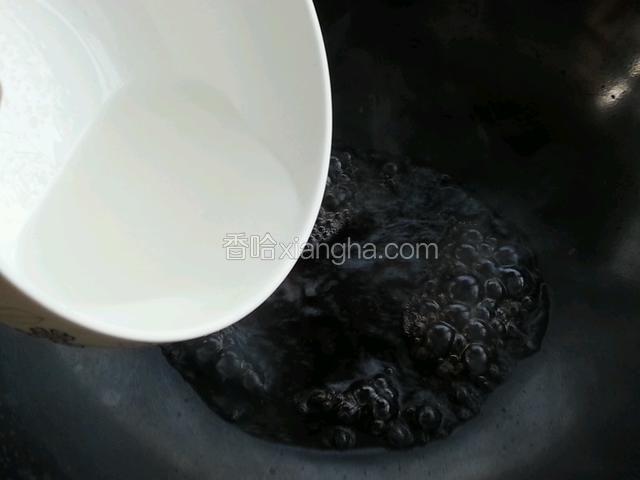 豆腐快蒸好时将料汁放入锅中烧开，勾水淀粉