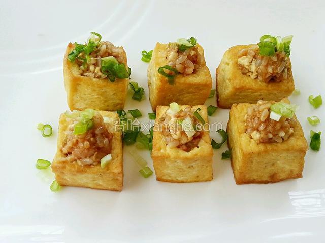 豆腐出锅，改盘，把香葱段撒上去