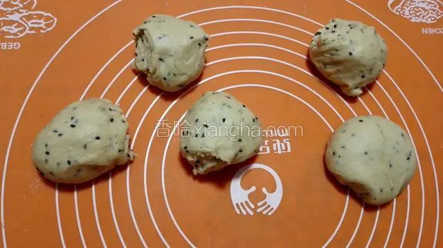 立即拿出分出大小均匀五个小面团！