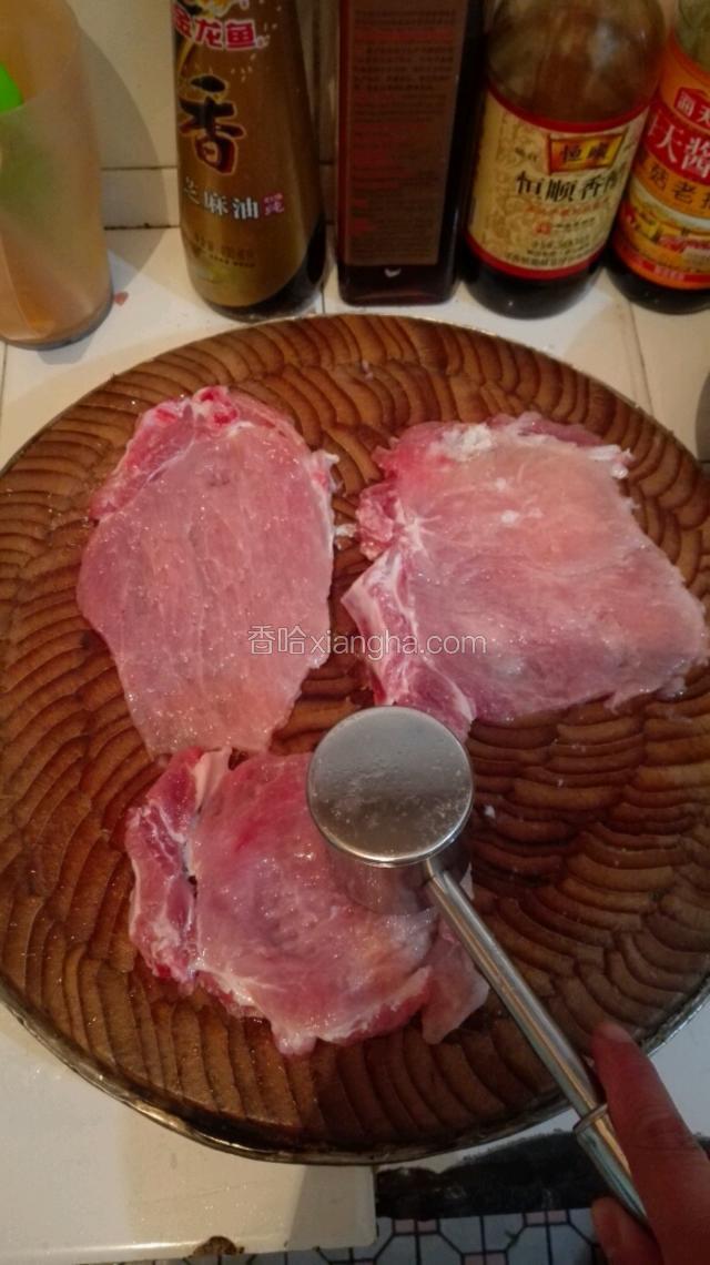 用肉锤锤松肉质