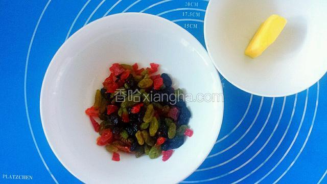 各色葡萄干用朗姆酒泡好，黄油软化