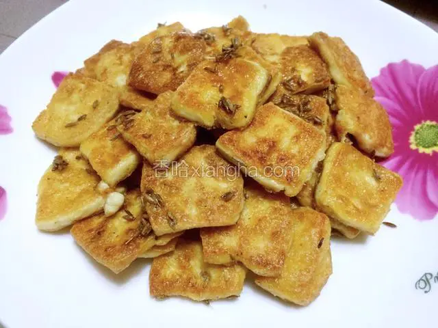 捡出来装盘，趁热吃，外皮是脆了哦！