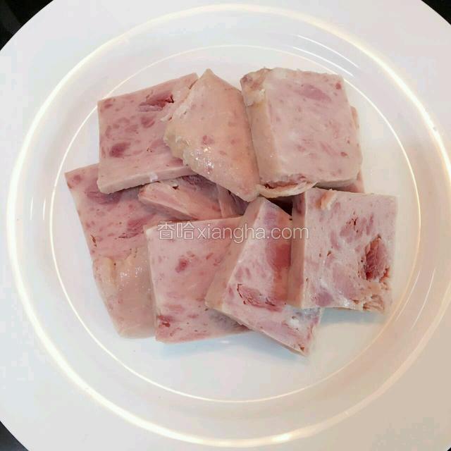 将午餐肉切方块