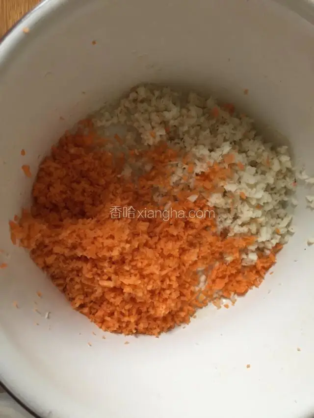 胡萝卜和马蹄分别剁成碎末。