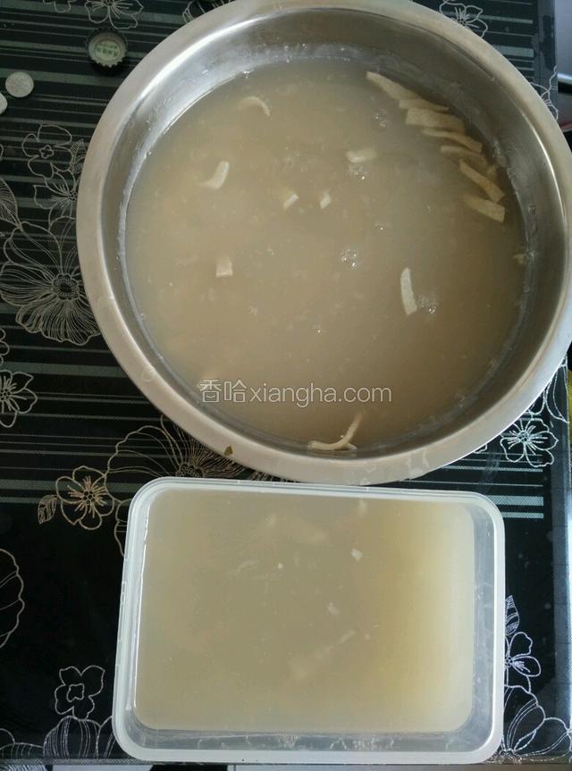 捞出料花椒陈皮等佐料倒入容器里凉透后放入冰箱冷藏！吃的时候拿出来切盘就可以了！