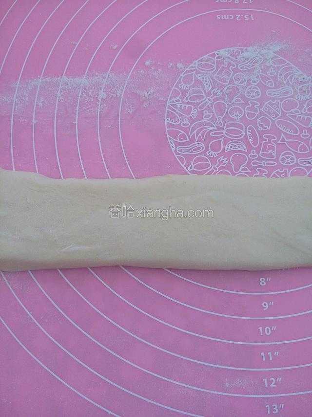 案板洒上薄层面粉整成