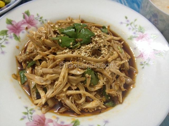 炒好的白芝麻倒进调好的配料中，搅拌下淋入手撕鸡肉面上