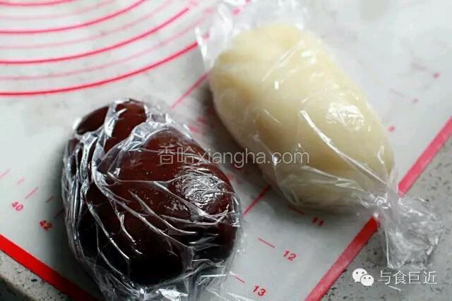 面团取出放凉，加入黄油，手揉至黄油完全被吸收。保鲜膜包好备用。