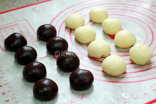 收口包好，滚圆放置。