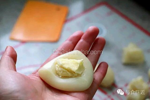 可可面团中挤入5克巧克力馅，原味面团中放入5克榴莲冰淇淋。榴莲冰淇淋做法可观注“与食巨近”第68期。