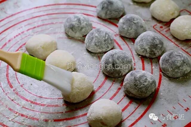 取少许糯米粉，锅内炒黄。将和果子在糯米粉中粘上粉，再用刷子刷去多余的粉，即食。吃不完的，榴莲味需要冷冻保存，吃前室温解冻。巧克力味冷藏保存，吃前用保鲜膜包好，微波炉打15秒即可。