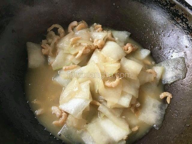 依次加入蚝油，食盐，鸡精翻炒5分钟熟悉了。