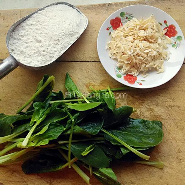 菠菜摘净清洗干净，切一厘米长段，葱姜切沫。