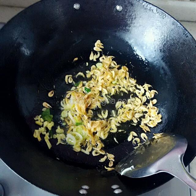锅中放油烧热，下入虾皮，虾皮炒至金黄。