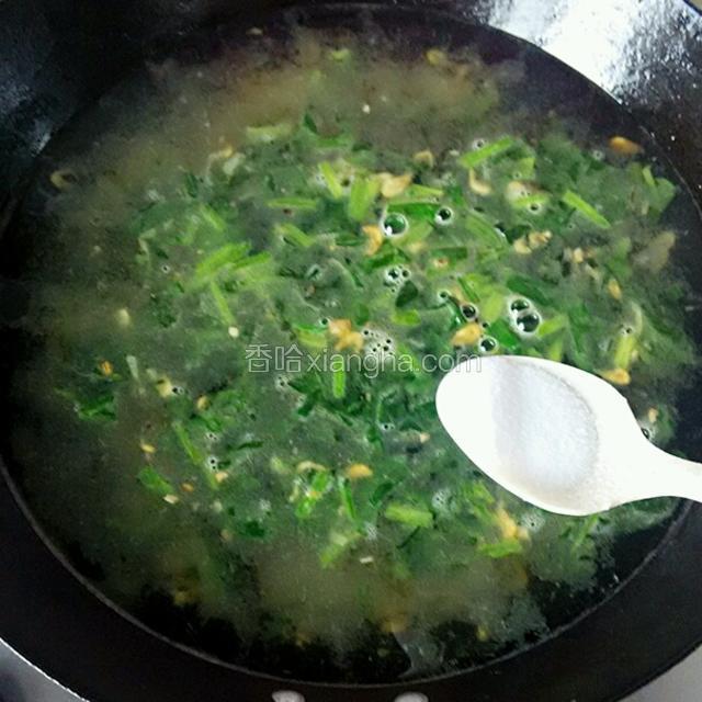 菠菜炒软后倒入适量清水烧开。放盐，胡椒粉，生抽调味。