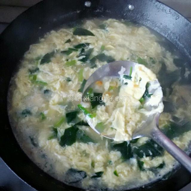 鸡蛋打散，下入汤中，边倒边有筷子在锅中搅散，使蛋花散开。