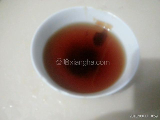 调制酱料，加入半碗水，1勺半盐，一勺料酒，2勺六月鲜酱油，2滴耗油