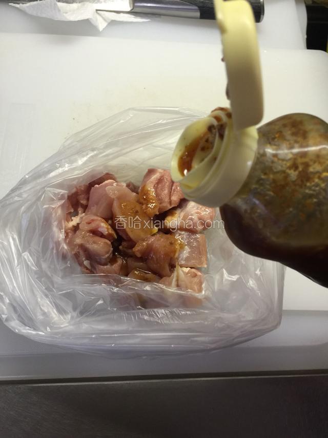 鸡肉切小块儿装入塑料袋里，倒进烧烤酱后隔着袋子用手揉搓让酱入味（放袋子里揉手不脏，揉好了马上可以接着下一个步骤）