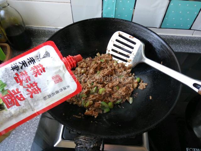 倒入牛肉碎，加入少许蒜蓉辣酱