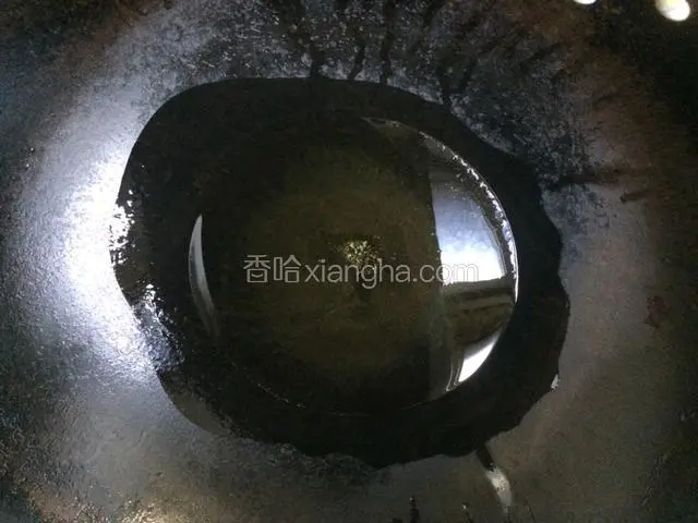 将锅洗净烧热后倒入适量的油
