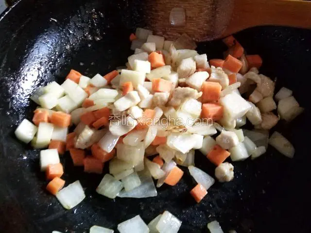 加胡萝卜，土豆一块炒