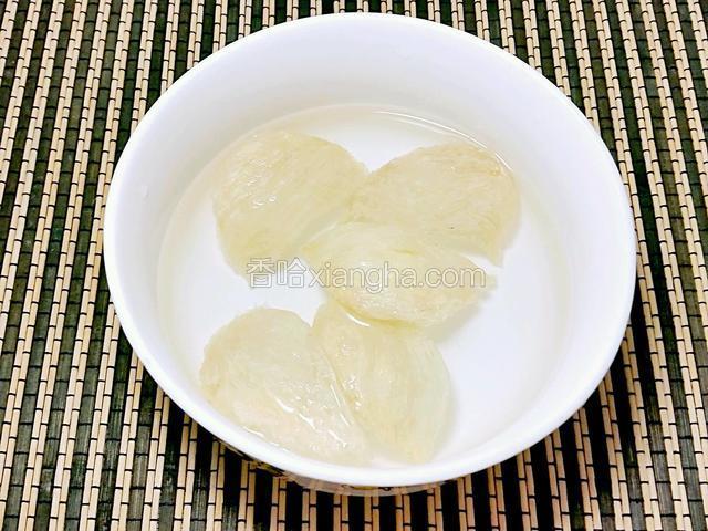 燕窩用清水浸發6小時（浸發的時間應產地和品種而定，購買時可資詢店家）
