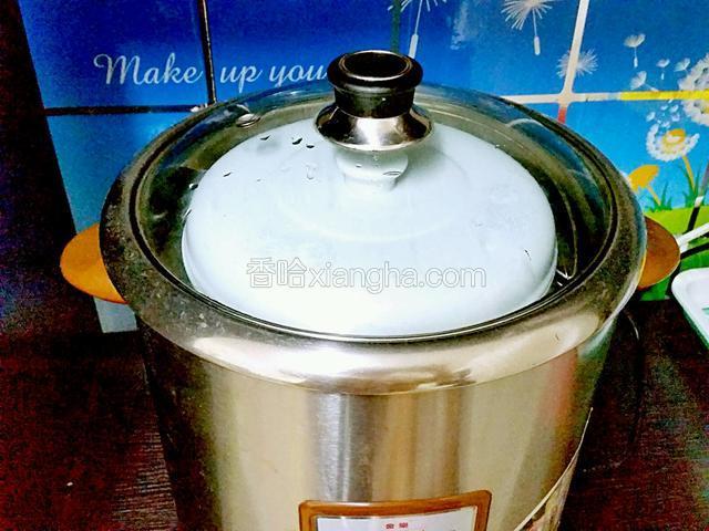 蓋上鍋蓋隔水燉，大火水沸調慢火燉4小時