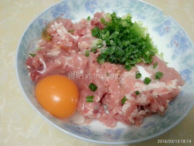 拌肉馅:肉沫放碗中，加入一个鸭蛋，小葱花，盐，料酒