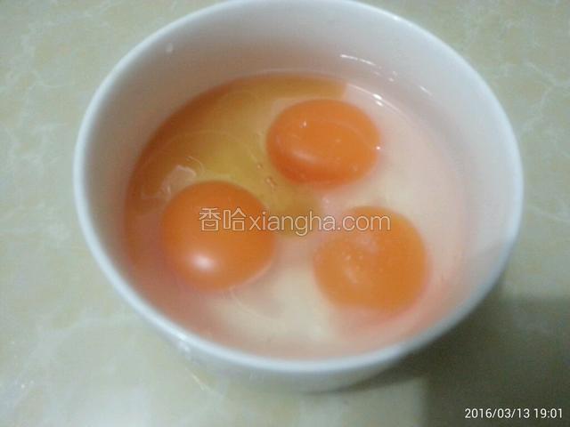 打3个鸭蛋，加入少许盐和料酒，搅拌
