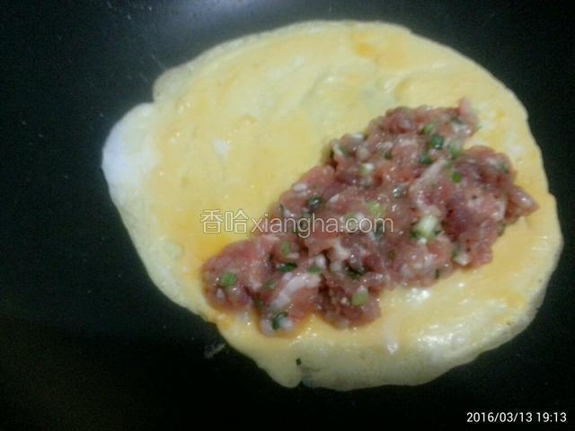 然后将肉馅铺在鸭蛋的一侧